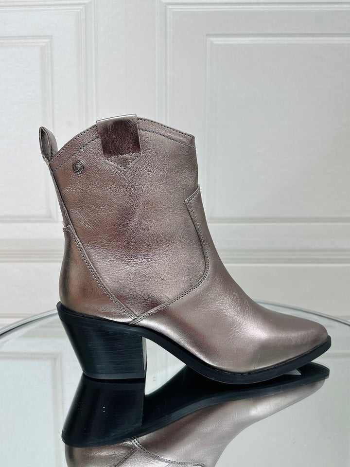 Carmela Plomo Metallic Boot 161776