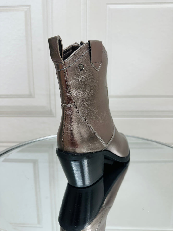 Carmela Plomo Metallic Boot 161776