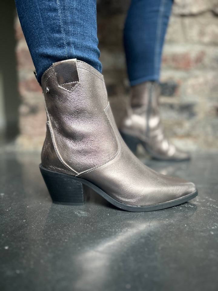 Carmela Plomo Metallic Boot 161776